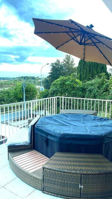 Apartment Appart 10Personnes Terrasse Vue Loire, Parkings Voitures Velos,10Min Centre Blois,40Min Zoo Beauval Blois